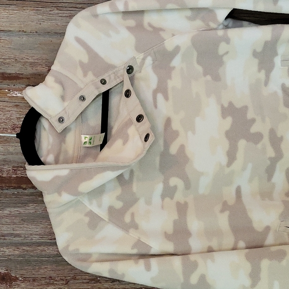 Tan camo sweater with button up neck and pockets - Picture 5 of 8